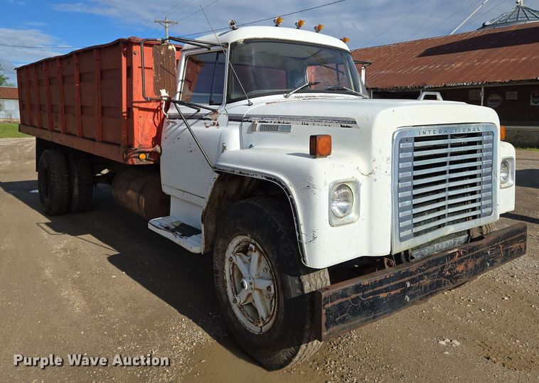 image for item EN8986 1976 International Loadstar 1700 grain truck