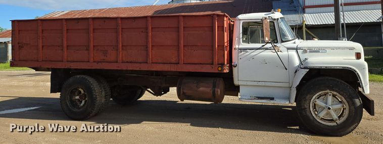 image for item EN8986 1976 International Loadstar 1700 grain truck
