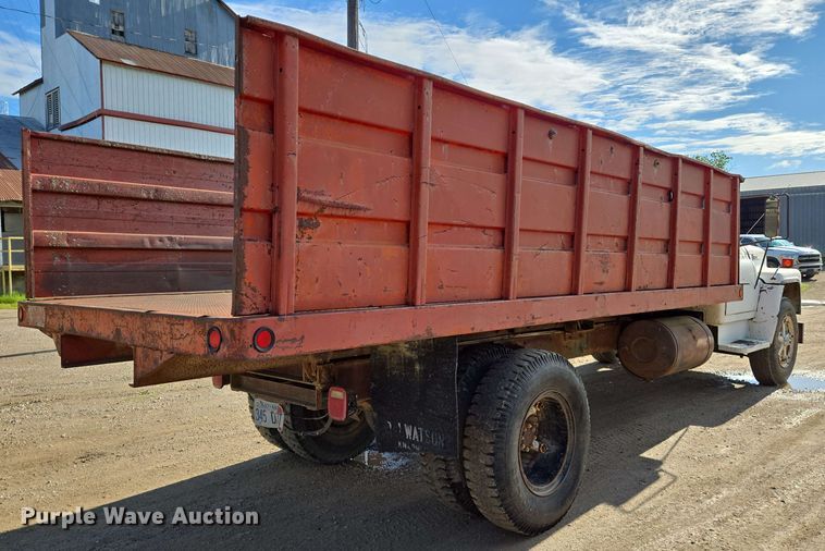 image for item EN8986 1976 International Loadstar 1700 grain truck