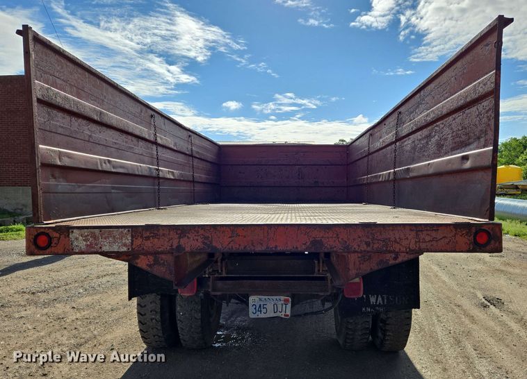 image for item EN8986 1976 International Loadstar 1700 grain truck