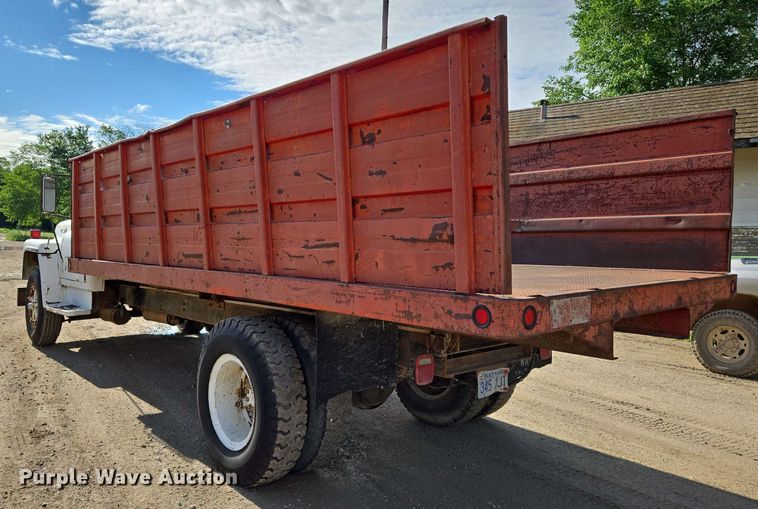 image for item EN8986 1976 International Loadstar 1700 grain truck