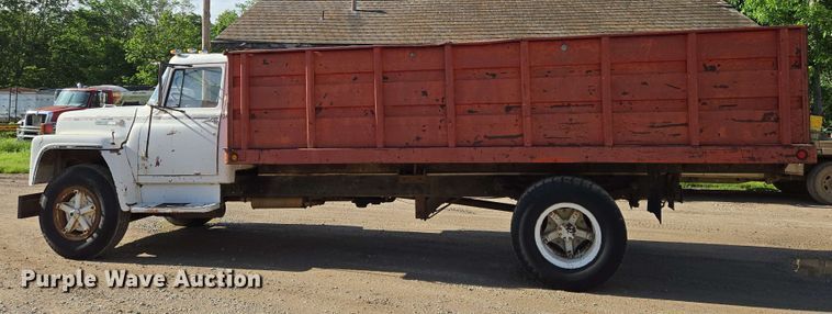 image for item EN8986 1976 International Loadstar 1700 grain truck
