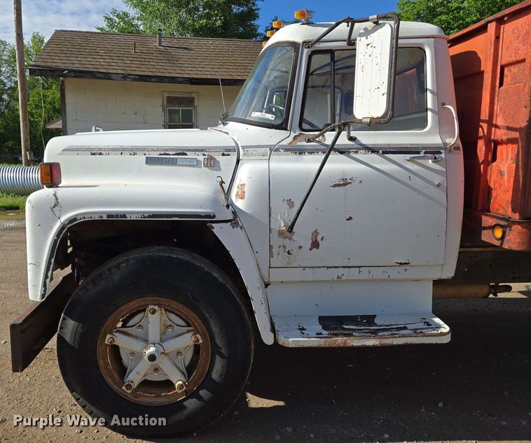 image for item EN8986 1976 International Loadstar 1700 grain truck