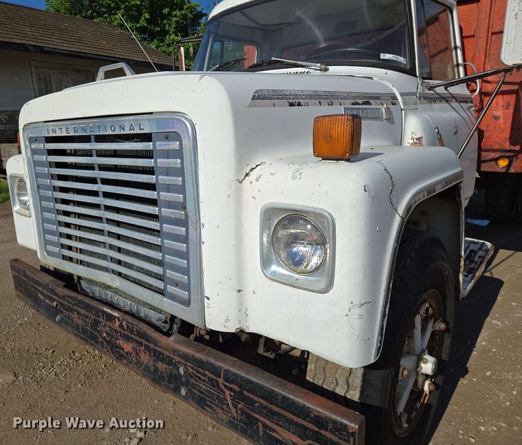image for item EN8986 1976 International Loadstar 1700 grain truck