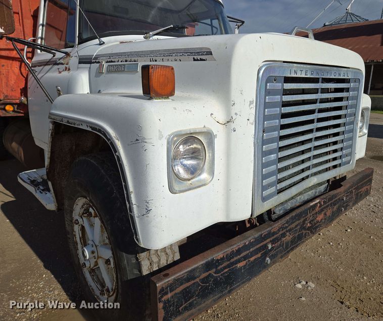 image for item EN8986 1976 International Loadstar 1700 grain truck