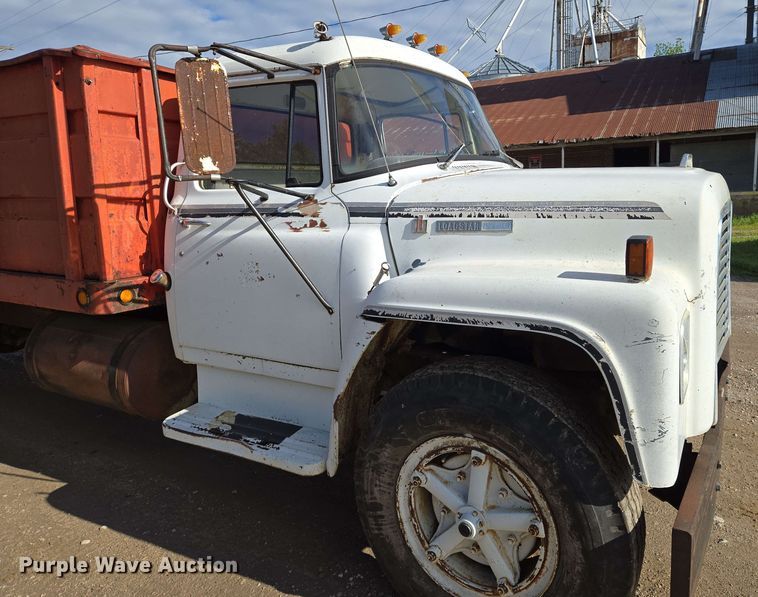 image for item EN8986 1976 International Loadstar 1700 grain truck