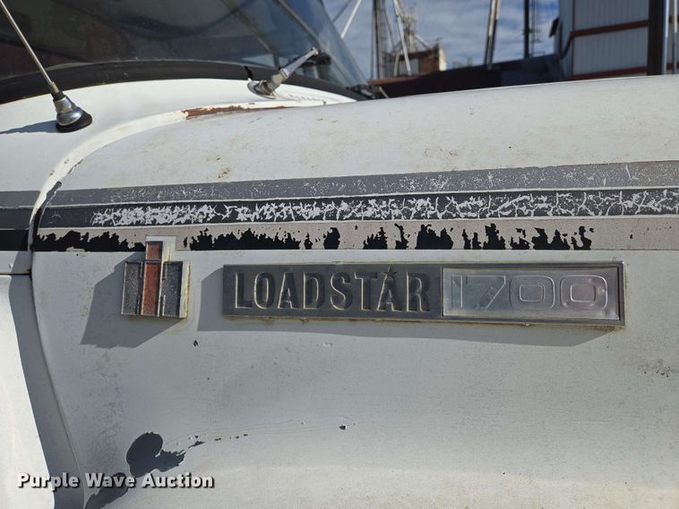 image for item EN8986 1976 International Loadstar 1700 grain truck