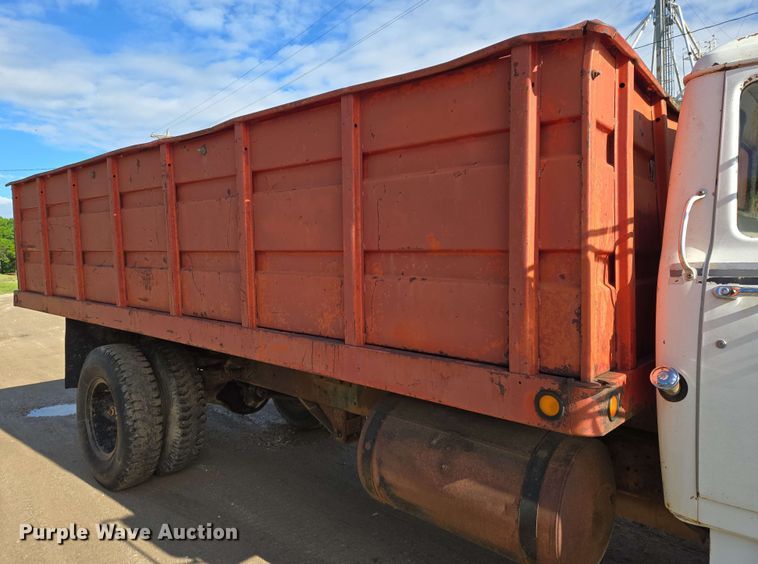 image for item EN8986 1976 International Loadstar 1700 grain truck