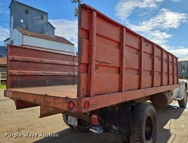 image for item EN8986 1976 International Loadstar 1700 grain truck