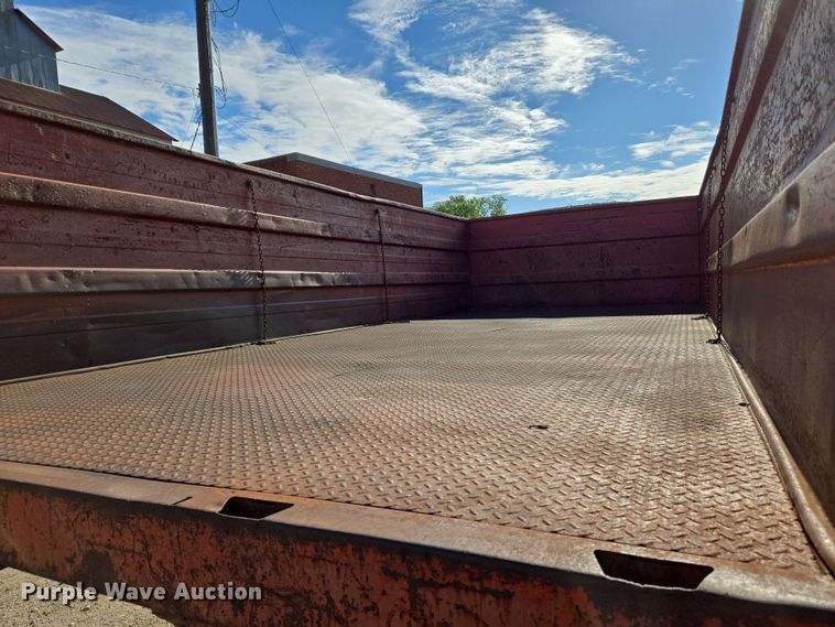 image for item EN8986 1976 International Loadstar 1700 grain truck