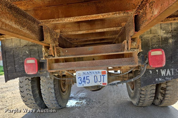 image for item EN8986 1976 International Loadstar 1700 grain truck