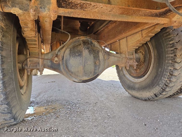 image for item EN8986 1976 International Loadstar 1700 grain truck