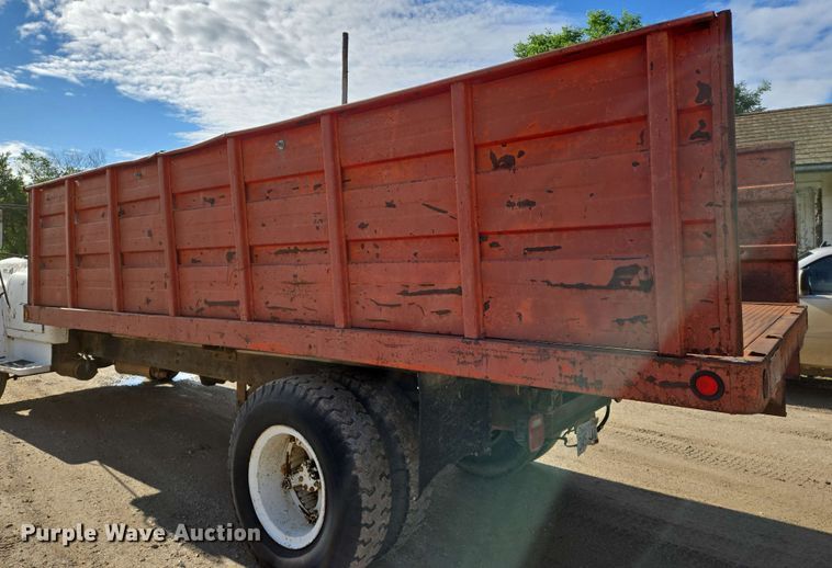 image for item EN8986 1976 International Loadstar 1700 grain truck