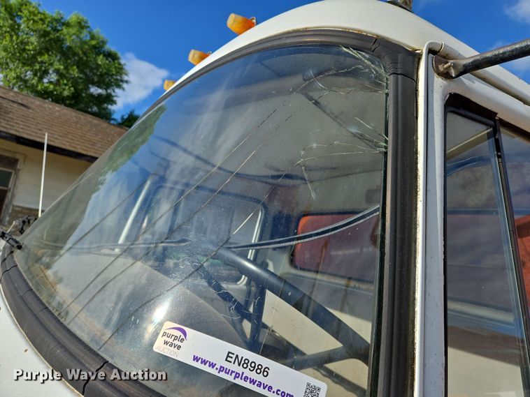 image for item EN8986 1976 International Loadstar 1700 grain truck