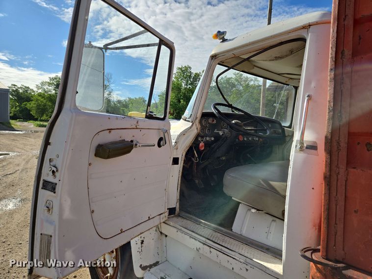 image for item EN8986 1976 International Loadstar 1700 grain truck