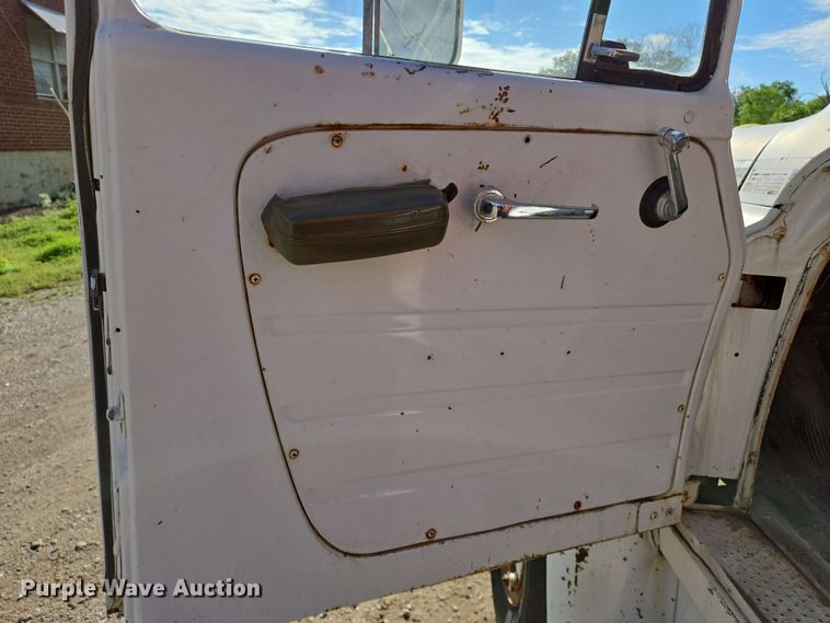 image for item EN8986 1976 International Loadstar 1700 grain truck