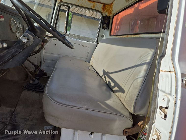 image for item EN8986 1976 International Loadstar 1700 grain truck