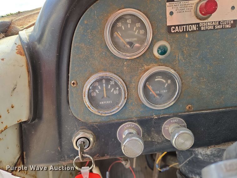 image for item EN8986 1976 International Loadstar 1700 grain truck