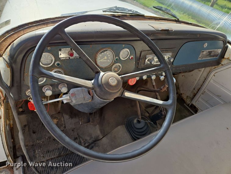 image for item EN8986 1976 International Loadstar 1700 grain truck