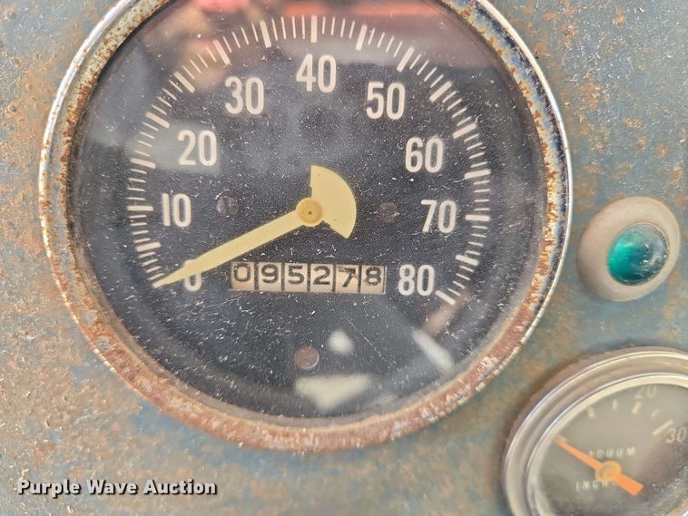 image for item EN8986 1976 International Loadstar 1700 grain truck