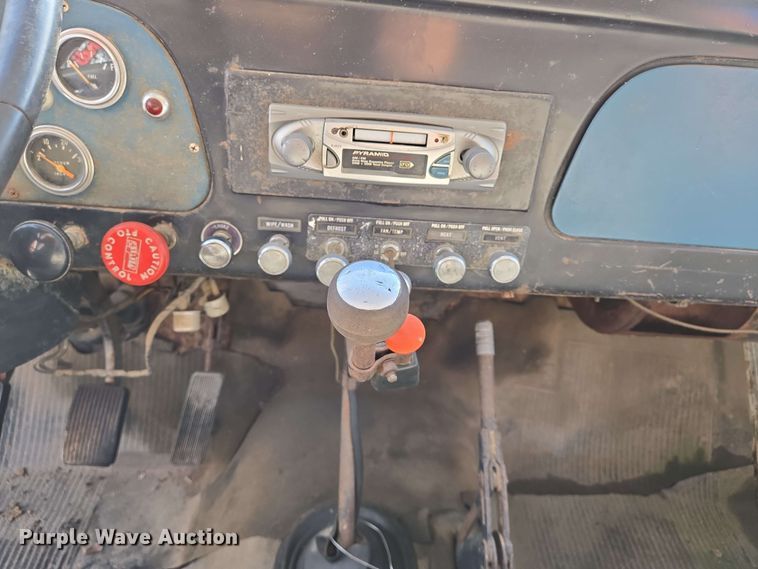 image for item EN8986 1976 International Loadstar 1700 grain truck