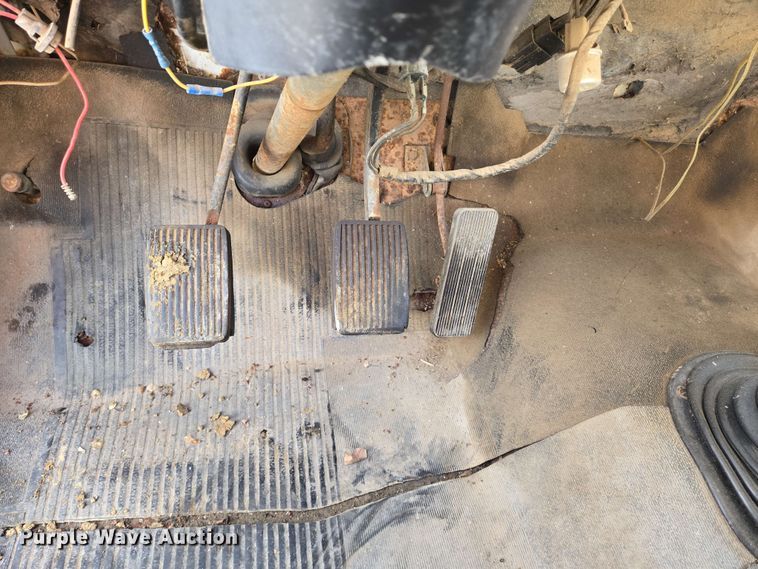 image for item EN8986 1976 International Loadstar 1700 grain truck