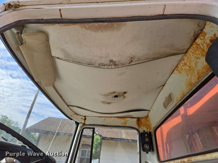 image for item EN8986 1976 International Loadstar 1700 grain truck