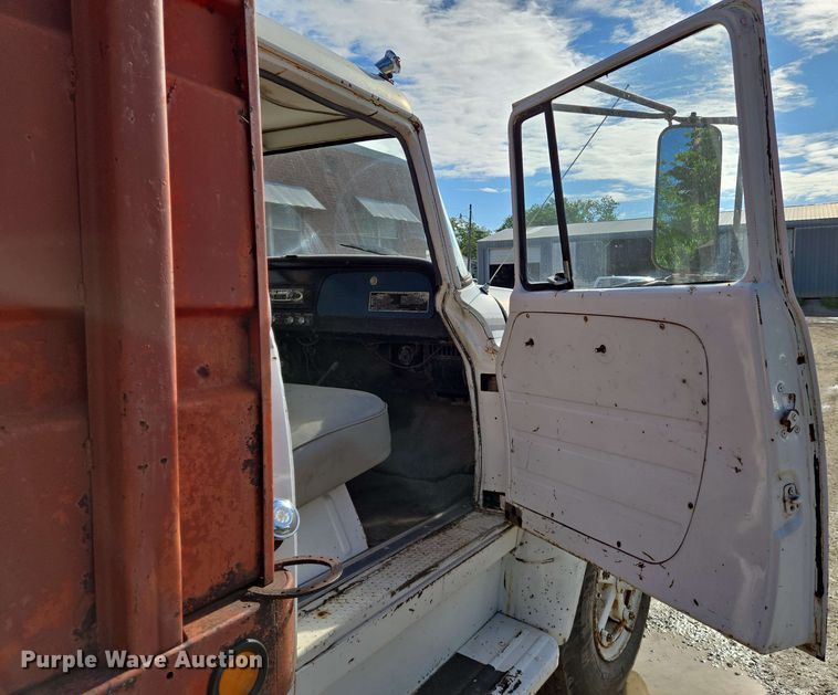 image for item EN8986 1976 International Loadstar 1700 grain truck