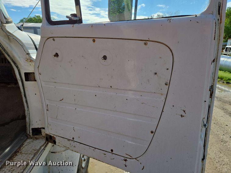 image for item EN8986 1976 International Loadstar 1700 grain truck