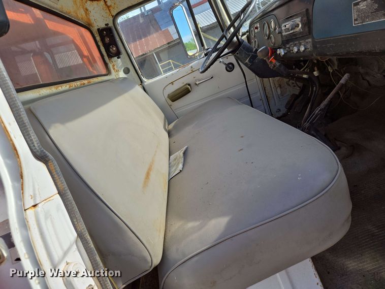 image for item EN8986 1976 International Loadstar 1700 grain truck