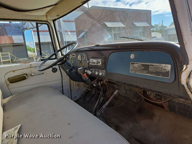 image for item EN8986 1976 International Loadstar 1700 grain truck