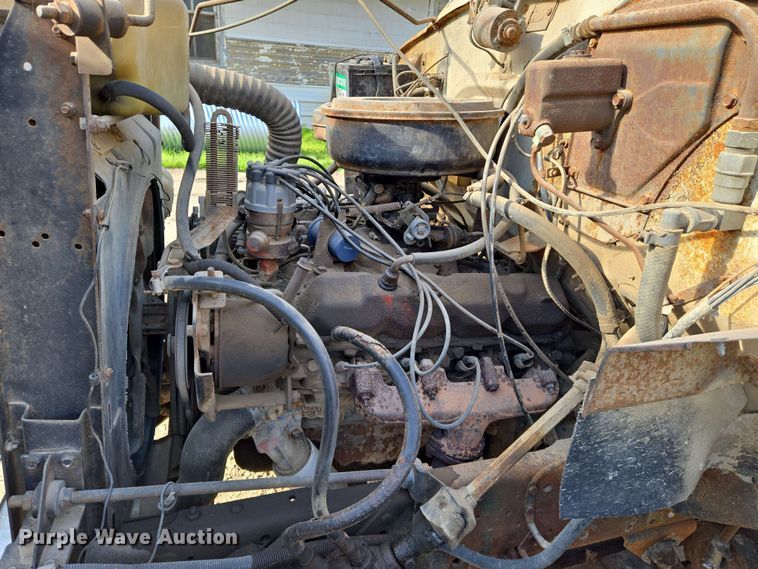 image for item EN8986 1976 International Loadstar 1700 grain truck