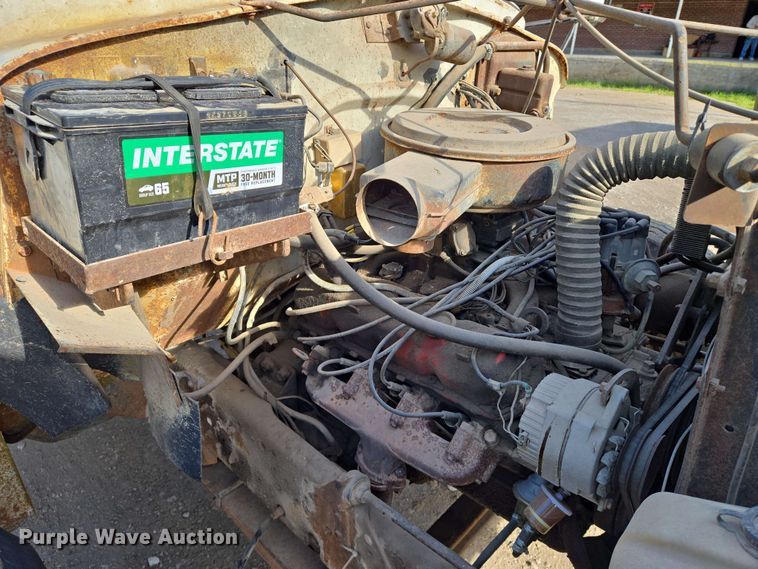 image for item EN8986 1976 International Loadstar 1700 grain truck