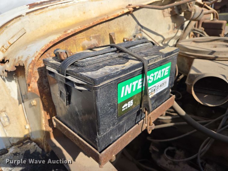 image for item EN8986 1976 International Loadstar 1700 grain truck