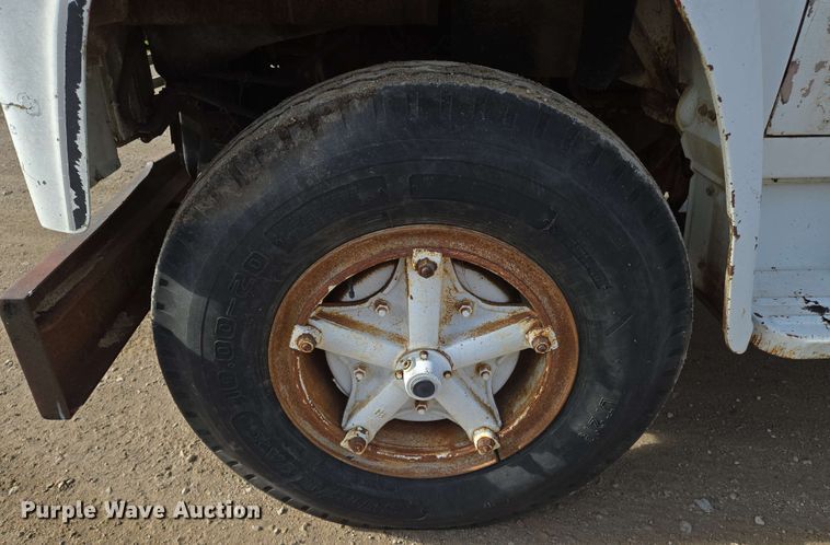 image for item EN8986 1976 International Loadstar 1700 grain truck