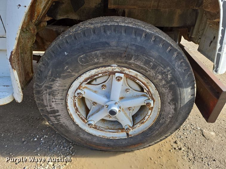 image for item EN8986 1976 International Loadstar 1700 grain truck