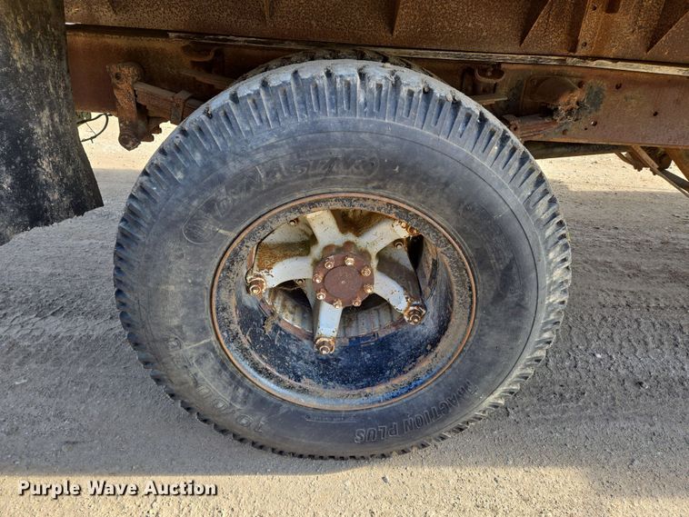 image for item EN8986 1976 International Loadstar 1700 grain truck