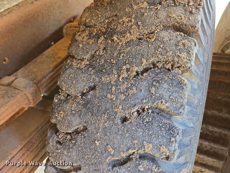 image for item EN8986 1976 International Loadstar 1700 grain truck