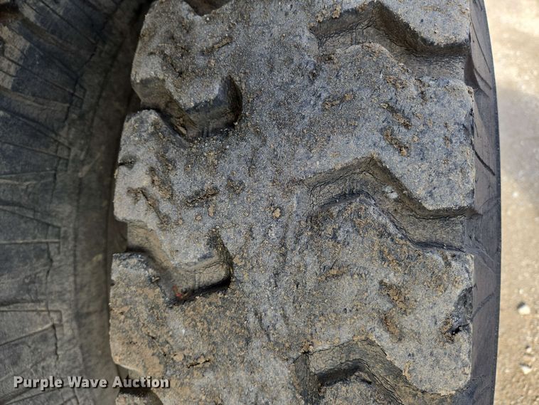 image for item EN8986 1976 International Loadstar 1700 grain truck