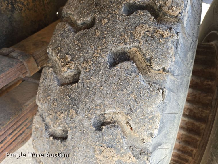 image for item EN8986 1976 International Loadstar 1700 grain truck