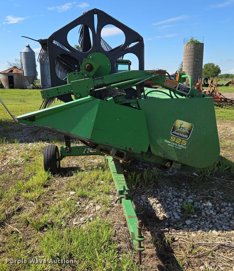 image for item EN8989 1995 John Deere 925 flex head