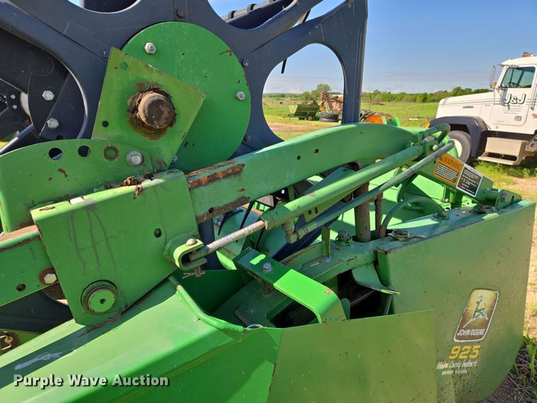 image for item EN8989 1995 John Deere 925 flex head