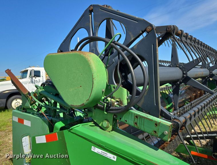 image for item EN8989 1995 John Deere 925 flex head