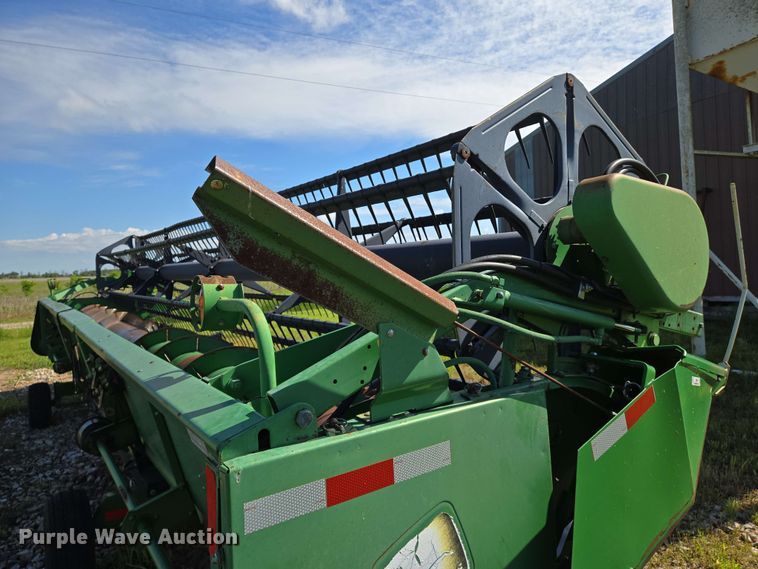 image for item EN8989 1995 John Deere 925 flex head