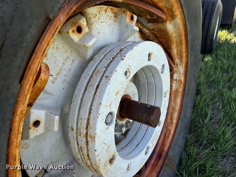 image for item EQ1430 1988 Ford TW-15 tractor