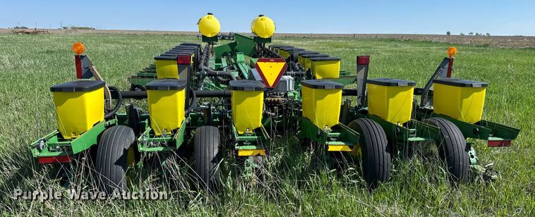 image for item EQ1432 2002 John Deere 1770 Conservation planter