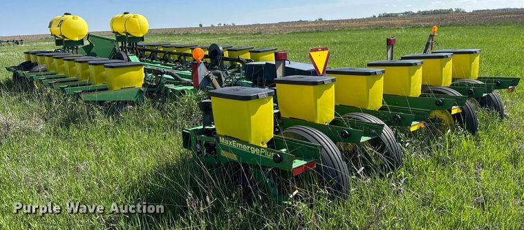 image for item EQ1432 2002 John Deere 1770 Conservation planter