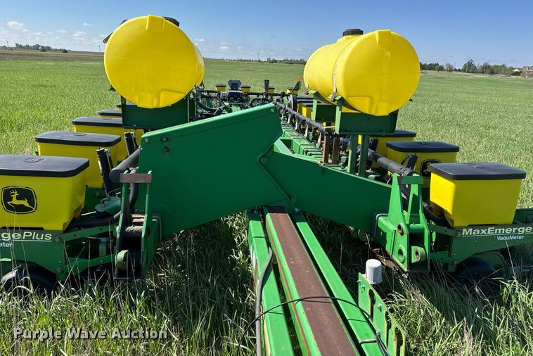 image for item EQ1432 2002 John Deere 1770 Conservation planter