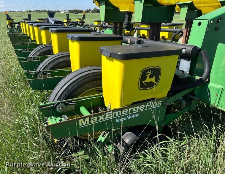 image for item EQ1432 2002 John Deere 1770 Conservation planter