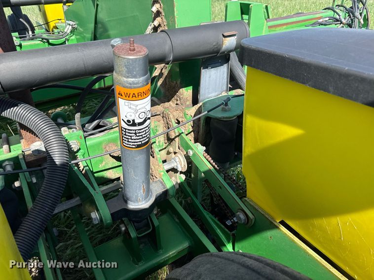 image for item EQ1432 2002 John Deere 1770 Conservation planter